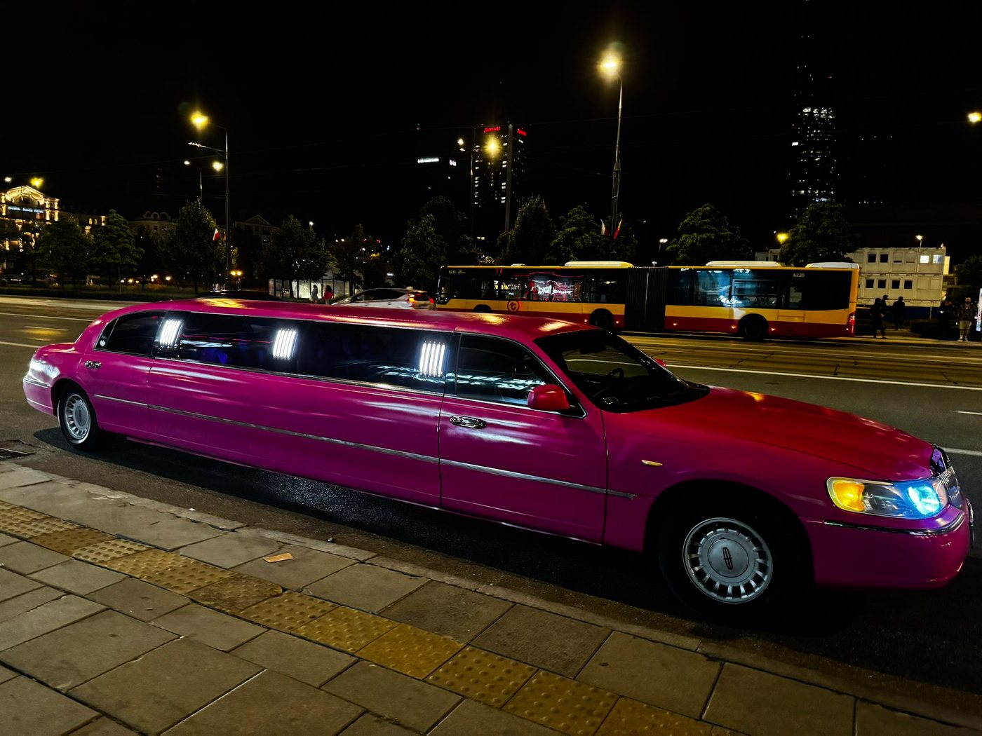 Lincoln Pink — nocą