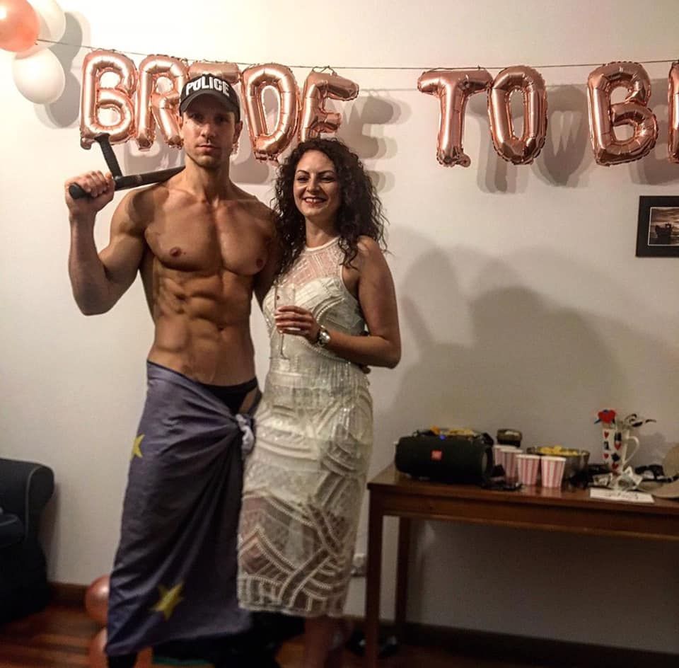Pokaz tancerza w apartamencie — wieczór panieński